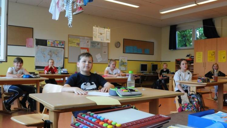 In der Grundschule St. Antonius in Geeste vermisst die eine Hälfte der vierten Klasse die Schüler und Schülerinnen der anderen Hälfte. Sie werden sich in diesem Schuljahr nicht mehr begegnen.
