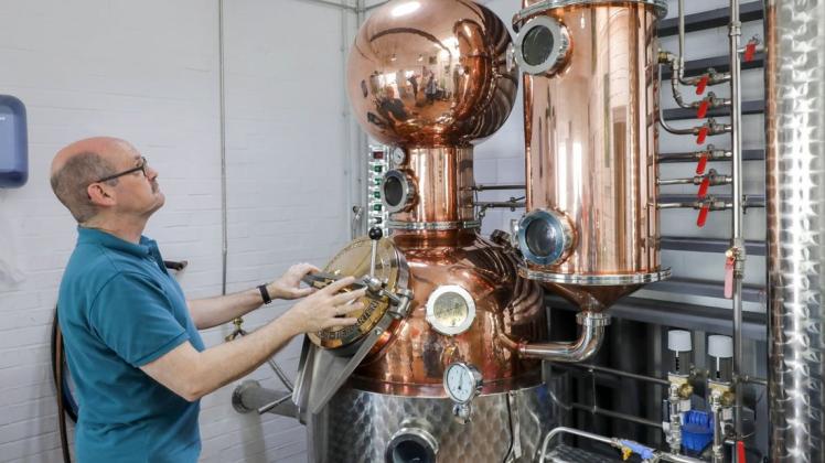 Das Herzstück "Hüggel Distillery": Johannes Seelhöfer vorder auf Hochglanz polierten Kleinbrennanlage. Das Herzstück "Hüggel Distillery": Johannes Seelhöfer vorder auf Hochglanz polierten Kleinbrennanlage.