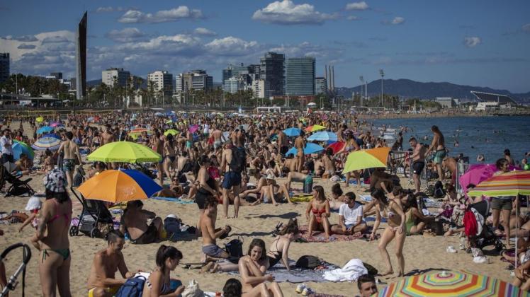 Strandbesucher genießen das warme Wetter in Barcelona. Ab dem 21. Juni dürfen auch ausländische Touristen wieder nach Spanien.