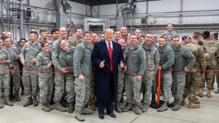 Donald Trump (M), Präsident der USA,mit US-Truppen auf dem Stützpunkt der US-Luftwaffe in Ramstein. Trump plant den Abzug eines Großteils der  Streitkräfte aus Deutschland.