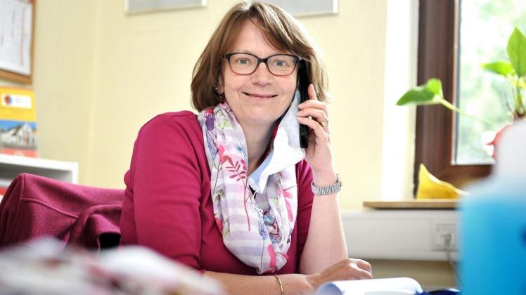 Sitzt am Klönschnack-Telefon: Heidi Siedekum, ehrenamtliche Mitarbeiterin des Mehr-Generationen-Hauses in Brinkum.