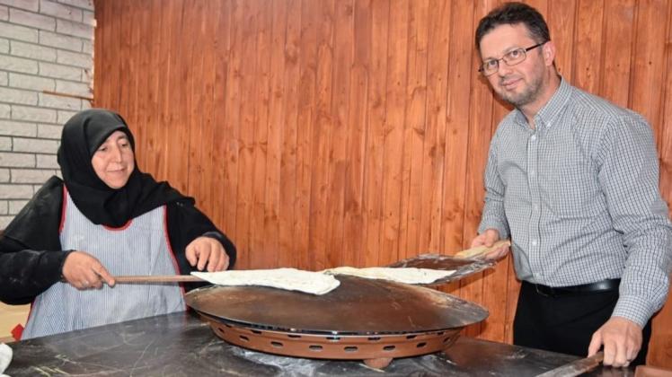 Zahlreiche Besucher kamen in den vergangenen Jahren zu den Gemeindefesten. Dieses Mal wird es anders: Türkische Spezialitäten gibt es nur zum Mitnehmen, betont Ahmet Arslan (hier beim Gemeindefest im Herbst 2018). (Archivfoto) Zahlreiche Besucher kamen in den vergangenen Jahren zu den Gemeindefesten. Dieses Mal wird es anders: Türkische Spezialitäten gibt es nur zum Mitnehmen, betont Ahmet Arslan (hier beim Gemeindefest im Herbst 2018). (Archivfoto)