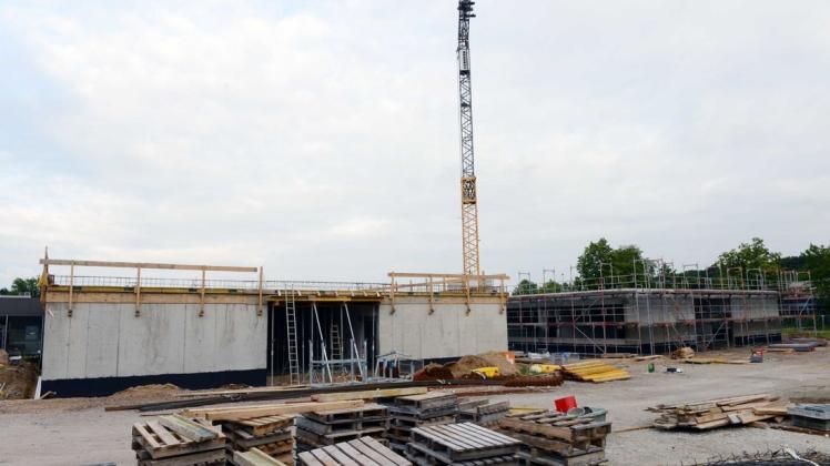 Es geht voran auf der Baustelle der Oberschule Artland in Quakenbrück: Ein Lernhaus ist im Rohbau fertig, das zweite soll in dieser Woche noch die Betondecke erhalten.