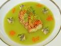 Das Auge isst mit: fruchtige grüne Gazpacho mit einem Filet vom Müritz-Hecht und Räucheraal-Würfeln. Für den Juli kann Sternekoch Ronny Siewert dieses aromatisch-frische Sommergericht besonders empfehlen.