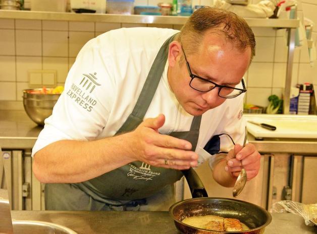 Beim Arosieren - Ronny Siewert gibt das gewürzte Filet kurz in aufgeschäumte Butter - entfalten sich die verschiedenen Aromen noch einmal so richtig und der Müritz-Hecht bekommt noch einmal Temparatur. Beim Arosieren - Ronny Siewert gibt das gewürzte Filet kurz in aufgeschäumte Butter - entfalten sich die verschiedenen Aromen noch einmal so richtig und der Müritz-Hecht bekommt noch einmal Temparatur.