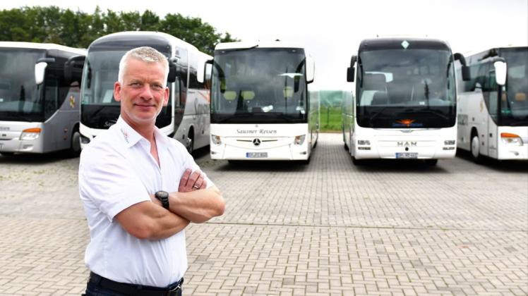 Mehrere Wochen standen die Busse still, nun rollt der Betrieb wieder an – wenn auch mit Einschränkungen. Frank Cordes, Inhaber des Busreiseunternehmens Sausner-Reisen in Seckenhausen, hat erste Fahrten nach der coronabedingten Betriebspause im Blick .
