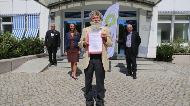 IOW-Chef Prof. Ulrich Bathmann mit einem Vertragsexemplar. Hinten von links: Uni-Rektor Wolfgang Schareck, Wissenschaftsministerin Bettina Martin und Prof. Matthias Kleiner, Präsident der Leibniz-Gemeinschaft. IOW-Chef Prof. Ulrich Bathmann mit einem Vertragsexemplar. Hinten von links: Uni-Rektor Wolfgang Schareck, Wissenschaftsministerin Bettina Martin und Prof. Matthias Kleiner, Präsident der Leibniz-Gemeinschaft.