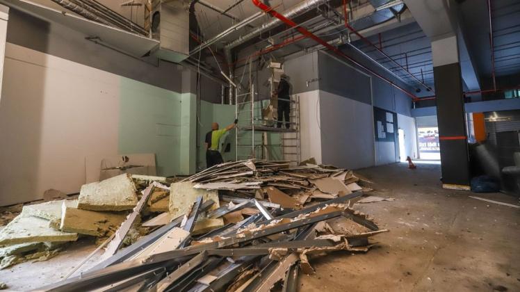 Im Jute-Center wird fleißig abgerissen und entkernt. Im Jute-Center wird fleißig abgerissen und entkernt.