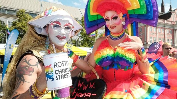 Mit zuletzt 7000 Teilnehmenden zählt der CSD in Rostock zu den größten politischen Demonstration des Landes. Seit 2001 zieht die Gemeinschaft der Lesben, Schwulen, Bi-, Transsexuellen und queeren Menschen durch die Straßen der Hansestadt.