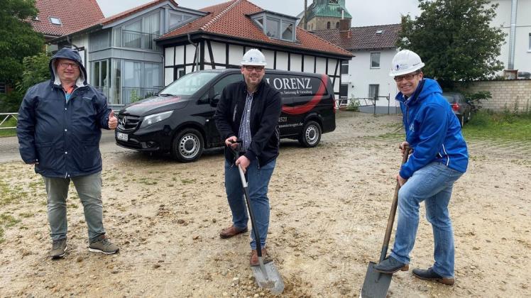 Auf geht`s: Mit dem symbolischen ersten Spatenstich haben Investor Thorsten Lorenz und die beiden Betreiber Pasqual Stille und Matthias Delfs (von links) die Bauarbeiten für die neue Pflegewohngemeinschaft an der Kreuzstraße in Angriff genommen.