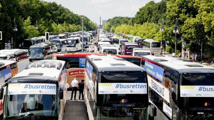 Reisebusse stehen bei einer Protestaktion zur wirtschaftlichen Lage von Bus- und Touristikunternehmen auf der Straße des 17. Juni vor der Siegessäule.