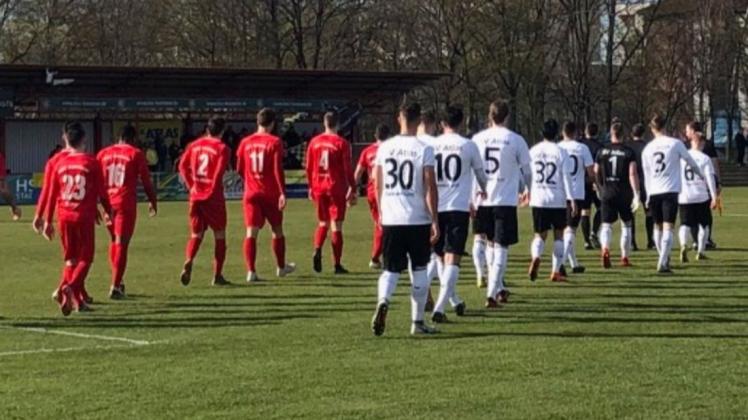 Mögliche Gegner in der Fußball-Regionalliga Nord 2020/21: der SV Atlas Delmenhorst (weiße Trikots) und der HSC Hannover. Mögliche Gegner in der Fußball-Regionalliga Nord 2020/21: der SV Atlas Delmenhorst (weiße Trikots) und der HSC Hannover.