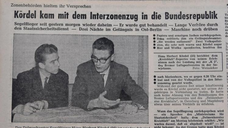 Aufregende Story im Spannungsfeld deutsch-deutscher Realität anno 1960: Hans Herbert Kördel (rechts) berichtet dem dk-Reporter – man beachte die damalige Kleiderordnung – über seine Erlebnisse nach der Landung jenseits der innerdeutschen Grenze.