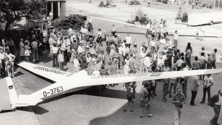 Segelflugzeuge breiten 1976 ihre Schwingen auf dem Delmenhorster Rathausplatz aus.