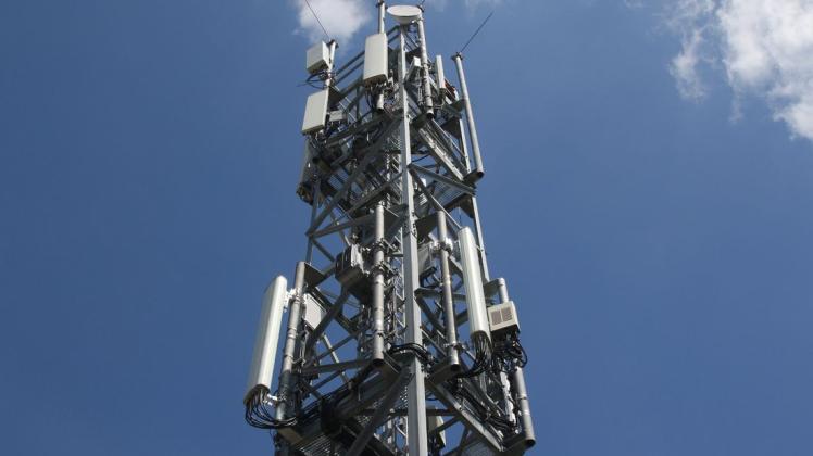 Auf diesem 50 Meter hohen Turm, der gemeinsam von Telefónica und Vodafone genutzt wird, befinden sich  Antennen für die 5. Mobilfunkgeneration (5G). Foto: Telekom