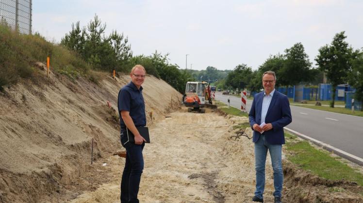 Stadtbaurat Henrik Brinker (l.) und Bürgermeister Markus Honnigfort auf dem künftigen Radweg im Emmelner Gewerbegebiet. Foto: Stadt Haren