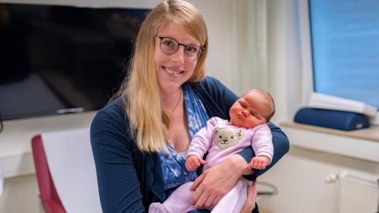 Janina P. hat im Marienhospital Osnabrück ihre 5635 Gramm schwere Tochter Lenja zur Welt gebracht – auf natürlichem Wege.