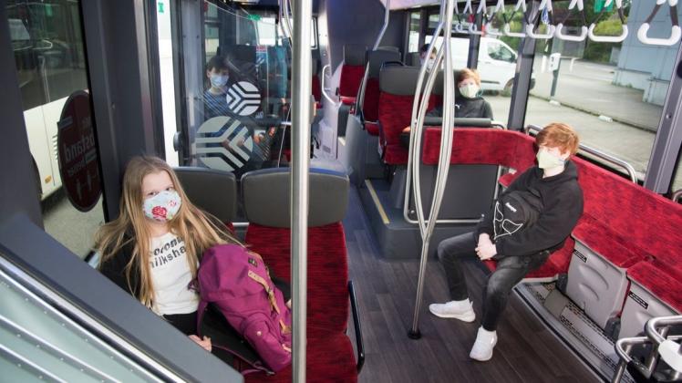 Wegen der Corona-Pandemie gilt in allen Bussen Maskenpflicht. Darauf weist die Verkehrsgemeinschaft Emsland Süd erneut hin.