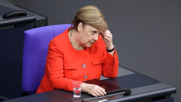 Nachdenken über Europa: Bundeskanzlerin Angela Merkel vor ihrer Regierungserklärung zur bevorstehenden EU-Ratspräsidentschaft im Deutschen Bundestag.
