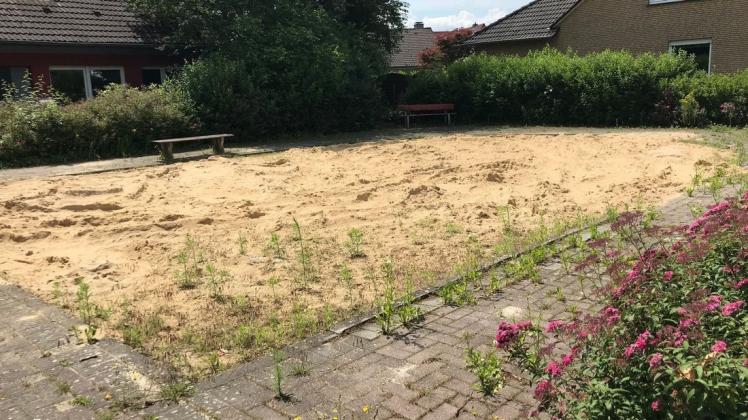 Der Spielplatz am Kleiberweg besteht aus einer riesigen Sandfläche, umgeben von ein paar Bänken. Langsam erobert Unkraut den Spielsand.