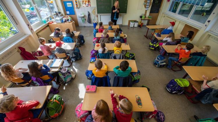 Eine volle Klasse ohne Mindestabstand von 1,5 Metern zwischen den Kindern – so könnte auch der Unterricht nach den Sommerferien aussehen.