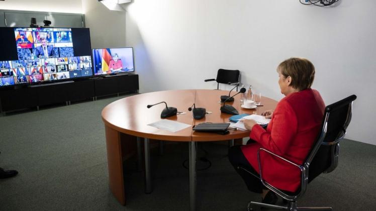 Bundeskanzlerin Angela Merkel und ihre EU-Kollegen haben sich erstmals über das geplante Konjunkturprogramm zum Wiederaufbau nach der Corona-Krise ausgetauscht.