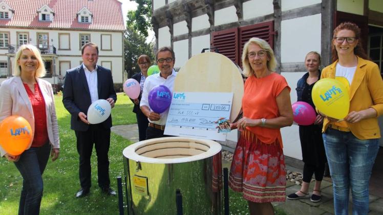 Über die Bereicherung des Kulturangebotes durch einen neuen Brennofen freuen sich KuK SOL, Stiftung Lauter und auch die Stadt Dissen. 