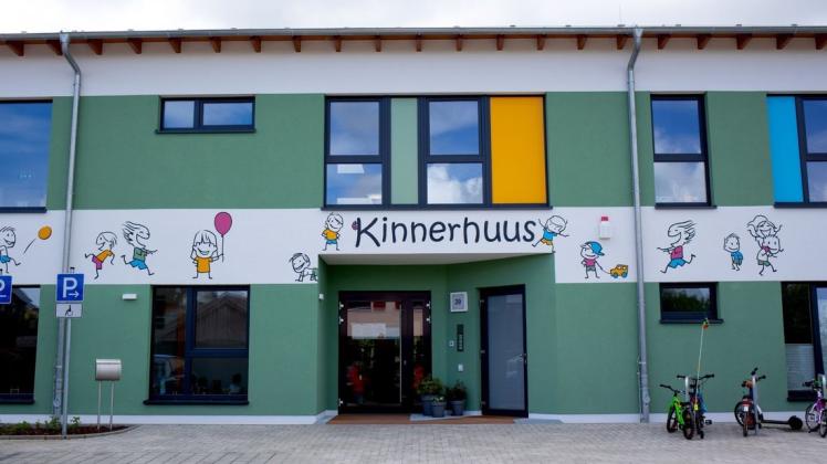Am alten Standort in Brinckmansdorf ist ein komplett neuer Bau für das Kinnerhuus entstanden, in dem nun auch mehr Kinder Platz finden als zuvor. Am alten Standort in Brinckmansdorf ist ein komplett neuer Bau für das Kinnerhuus entstanden, in dem nun auch mehr Kinder Platz finden als zuvor.