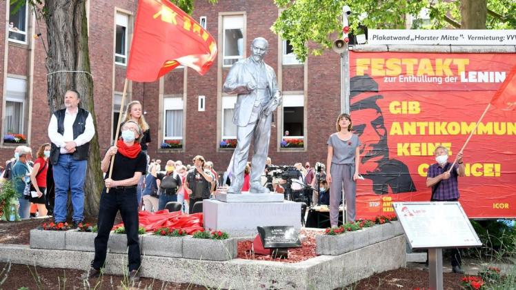 Gabi Fechtner (rechts), MLPD-Vorsitzende, und andere Parteimitglieder enthüllten feierlich die 2,15 Meter hohe Lenin-Statue.