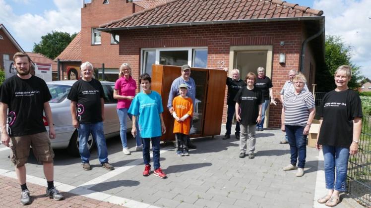 Mitglieder des Heimatvereins Messingen renovieren das Gebäude in der Thuiner Straße 12. Von der nnogy-Mitarbeiter-Initiative "aktiv vor Ort" erhielten sie eine Materialkosten-Unterstützung in Höhe von 2000 Euro.