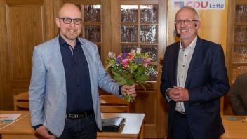 CDU Ortverbandsvorsitzender Stephan Lütke Glanemann (rechts) beglückwünscht Christian Thies, der auf der CDU-Mitgliederversammlung einstimmig als Bürgermeisterkandidat der CDU für die Kommunalwahlen am 13. September 2020 in Lotte  gewählt wurde.