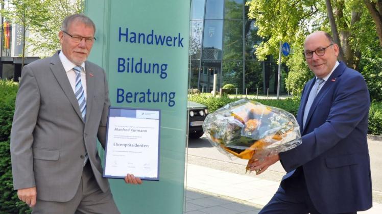 Ausgezeichnet: Manfred Kurmann (li.) wurde von Kammerpräsident Eckhard Stein zum Ehrenpräsident der Handwerkskammer ernannt.