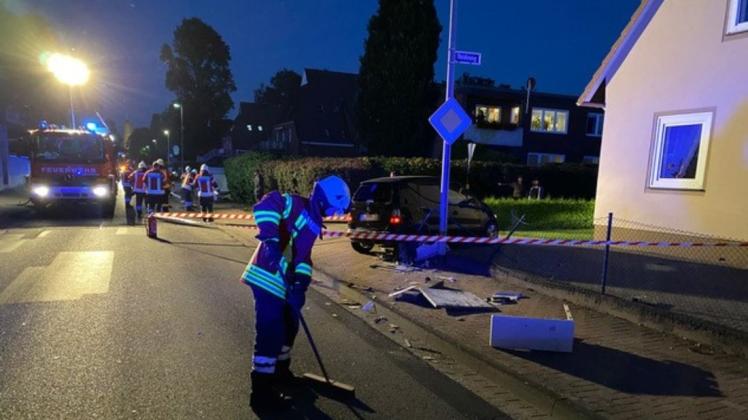Eine Menge Schrott hatten die Einsatzkräfte auf der Artlandstraße in Quakenbrück zusammen zukehren. Das Unfallauto zerstörte zunächst einen Telefonkasten und anschließend einen Stromverteilerkasten.
