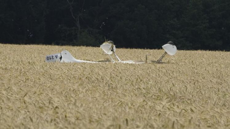 Das Flugzeug blieb nach der Bruchlandung auf dem Kopf liegen.