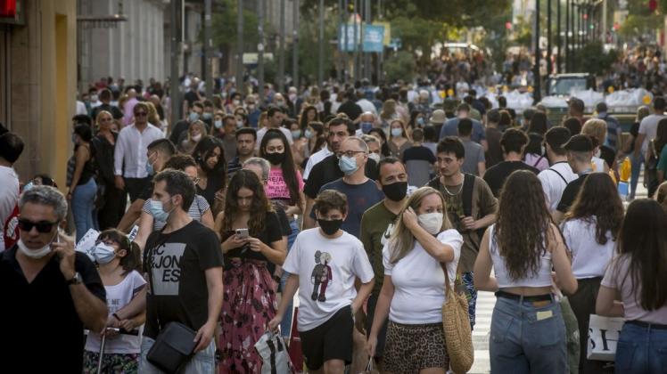 Seit Mitternacht hat Spanien den Notstand aufgehoben. Die Menschen dürfen sich wieder frei auf den Straßen bewegen.