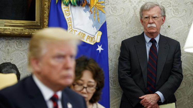 John Bolton (rechts) kritisiert den US-Präsidenten scharf.