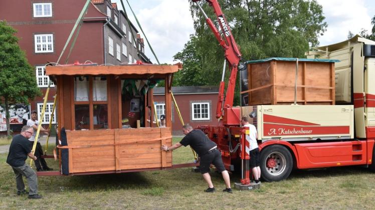 Organisator und Schausteller Andreas Kutschenbauer (links) packte am Montagnachmittag beim Aufbau der "Kutscherstube" auf der Hotelwiese kräftig mit an.