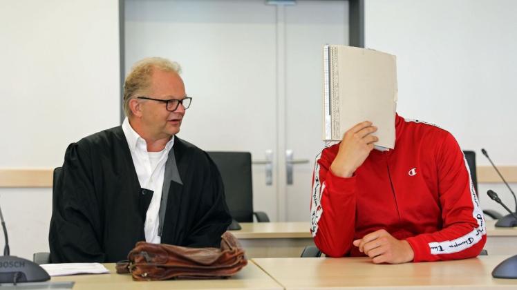 Aufgrund des Gesundheitszustands des 22-jährigen Angeklagten konnte der Prozess am Dienstag nicht fortgesetzt werden. Aufgrund des Gesundheitszustands des 22-jährigen Angeklagten konnte der Prozess am Dienstag nicht fortgesetzt werden.