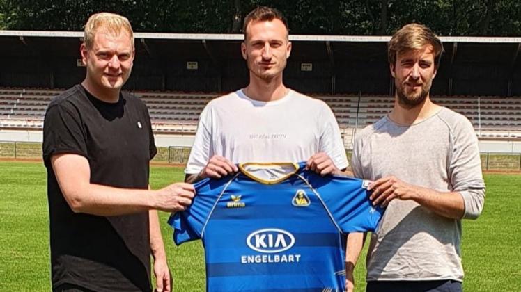 Läuft in der kommenden Saison im Stadion seiner Heimatstadt auf: Dimitrios Ferfelis (Mitte) hat einen Vertrag beim SV Atlas Delmenhorst unterschrieben. Darüber freuen sich der Leiter Leistungsfußball Bastian Fuhrken (links) und Trainer Key Riebau.