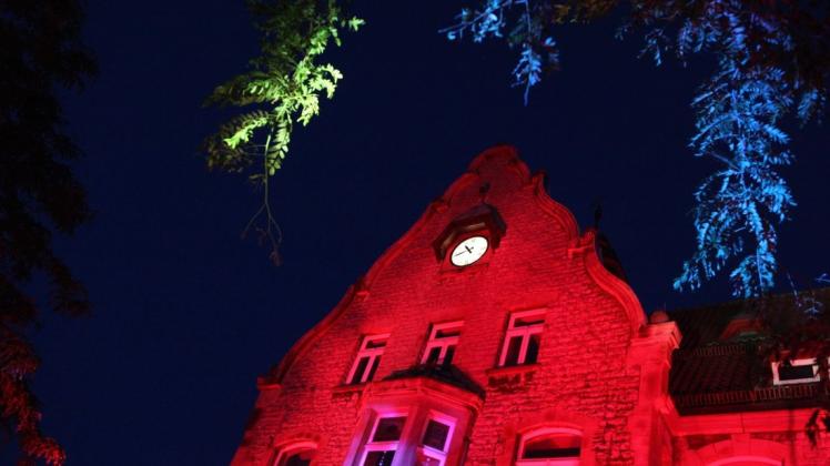 In der "Night of Light" wird das Rathaus in Melle rot angestrahlt.