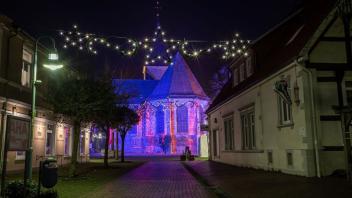 November: Die St. Martin-Kirche in Bramsche in besonderem Licht: Das Gotteshaus in der Innenstadt wird in der Vorweihnachtszeit in wechselnden Farben illuminiert, wenn es draußen dunkel wird.