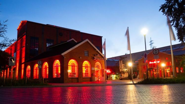 Bereits von weitem konnten die Papenburger das rote Licht des Kulturzentrums sehen.