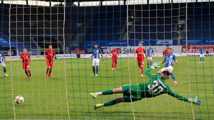 Sicher verwandelt: Maximilian Ahlschwede trifft per Elfmeter zum 1:1 gegen den 1. FC Kaiserslautern.