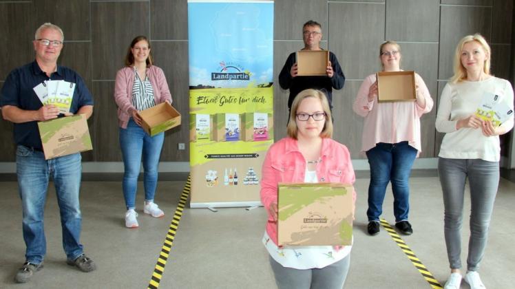 Wer füllt die leere Box? Beschäftigte und Mitarbeiter der Heilpädagogischen Hilfe Bersenbrück sowie die Produktmanagerin Elvira Becker sind gespannt auf die Ausschreibung der neuen Inhalte.