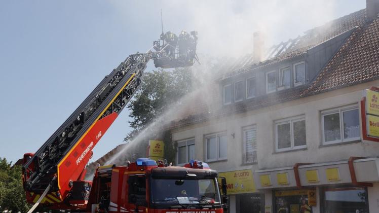 Flammen schlugen aus dem Dachstuhl des Wohn- und Geschäftshauses in Bohmte.