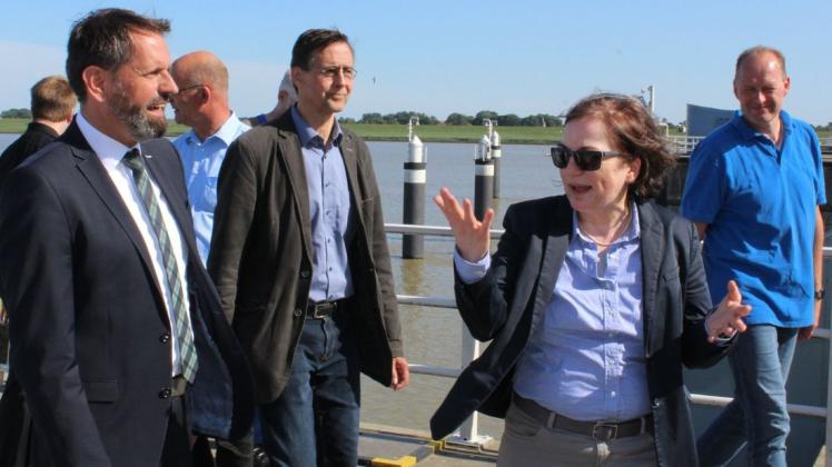 Niedersachsens Umweltminister Olaf Lies (links) am Emssperrwerk im Gespräch mit Anne Rickmeyer, Direktorin des  Niedersächsischen Landesbetriebes für Wasserwirtschaft, Küsten- und Naturschutz.