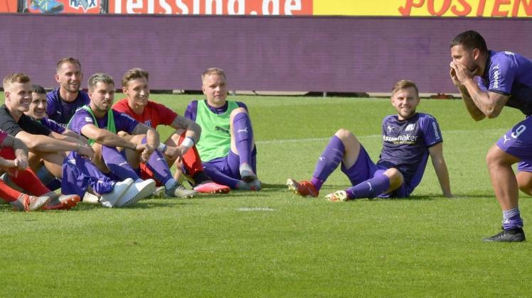 Ob Marcos Álvarez (rechts), hier Stimmungsmacher nach dem 4:1 gegen Kiel, in Dresden zum Einsatz kommt, ist offen. Für Joost van Aken (links) ist die Saison voraussichtlich bereits beendet.