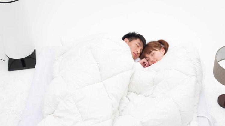 Nebeneinander zu schlafen kann gesundheitlich förderlich sein, hat eine Studie herausgefunden. (Symbolbild)