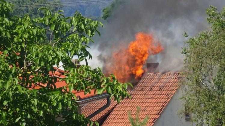 Die Flammen schlugen aus dem Dach des Wohn- und Geschäftshauses an der Bremer Straße in Bohmte. Insgesamt neun Menschen lebten dort.