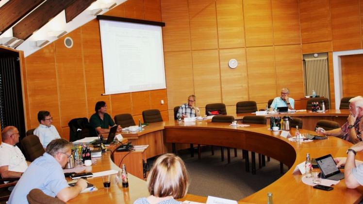 Bezirksförster Andreas Kopka (Fünfter von links) erläutert das Thema Waldumbau.